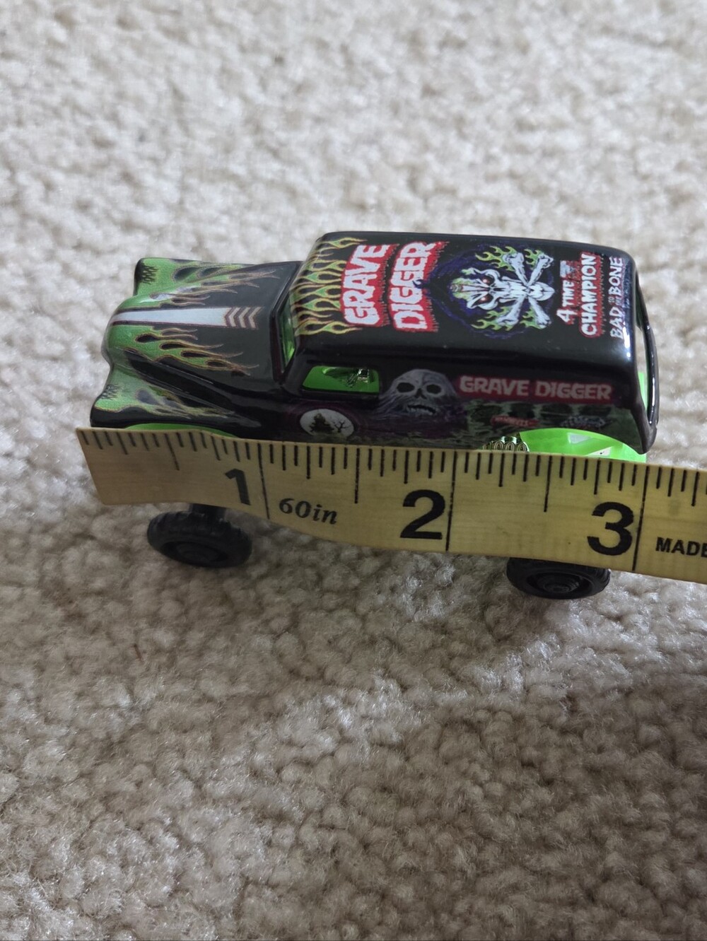 Monster Jam Grave Digger: 4 Time Champion 2019 Silver Chrome - Glow In The Dark - Picture 5 of 16
